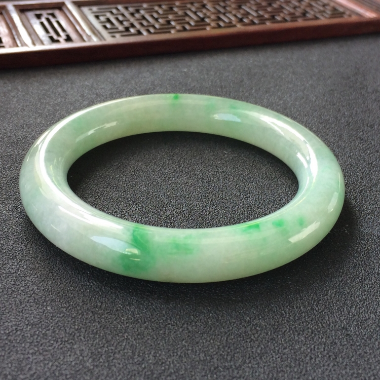 (超值推荐)糯冰种飘翠圆条手镯(56.7mm)