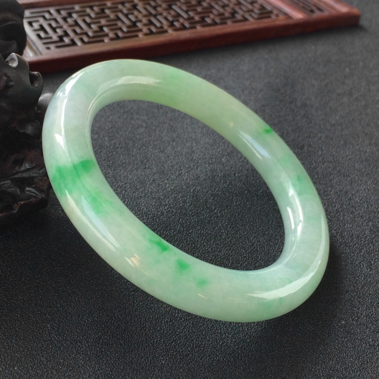 (超值推荐)糯冰种飘翠圆条手镯(56.7mm)