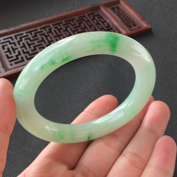 (超值推荐)糯冰种飘翠圆条手镯(56.7mm)