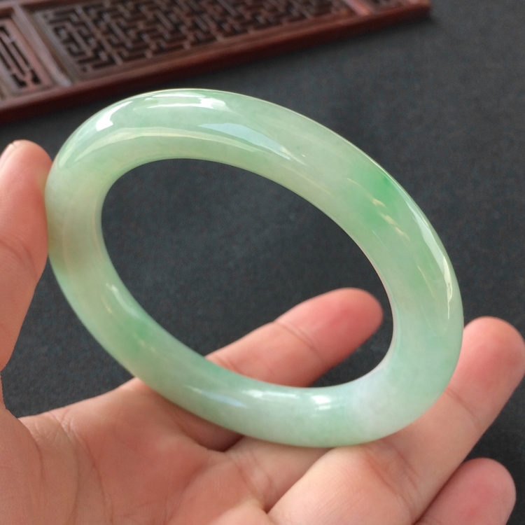 (超值推荐)糯冰种飘翠圆条手镯(56.7mm)