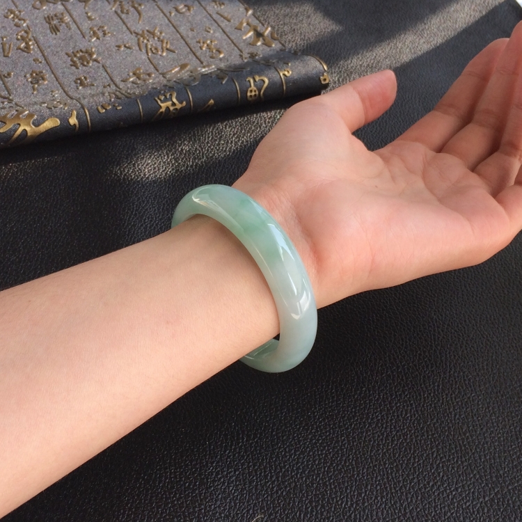 (超值推荐)糯冰种飘花手镯(54mm)