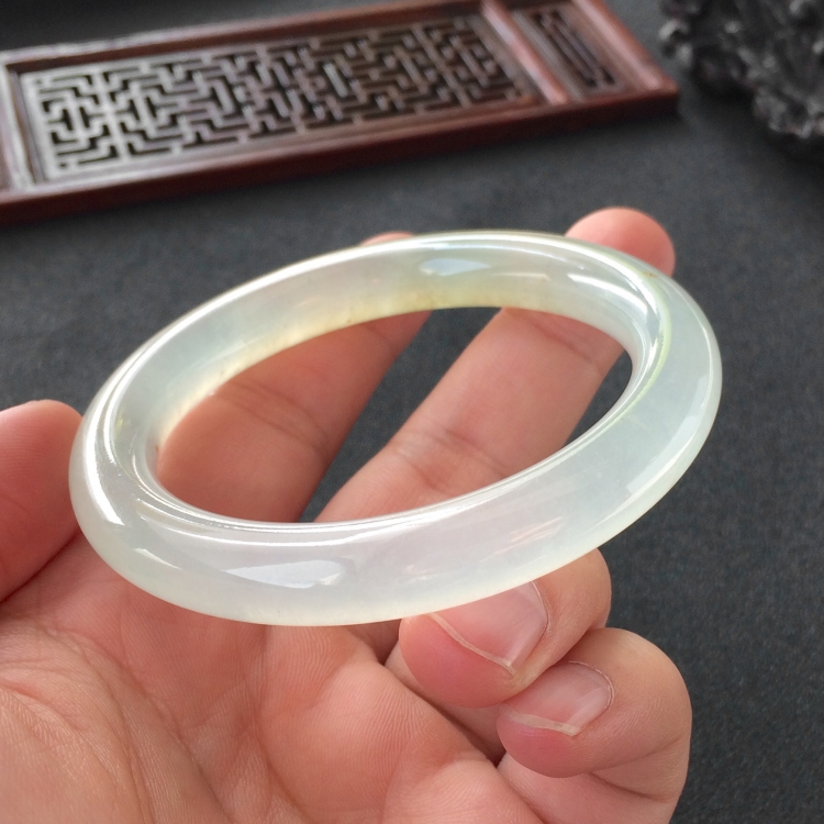 (超值推荐)冰种晴水略带淡黄翡圆条手镯(55.3mm)