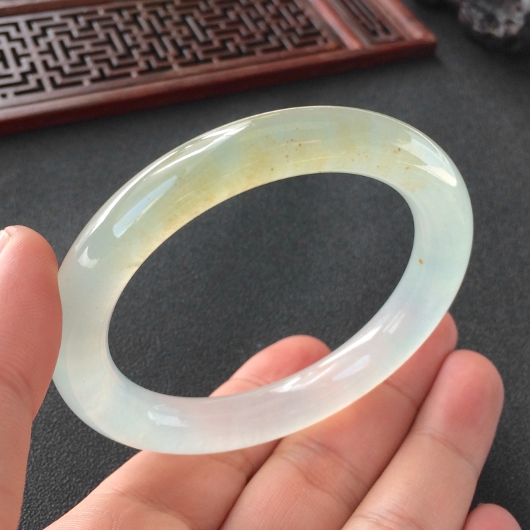 (超值推荐)冰种晴水略带淡黄翡圆条手镯(55.3mm)