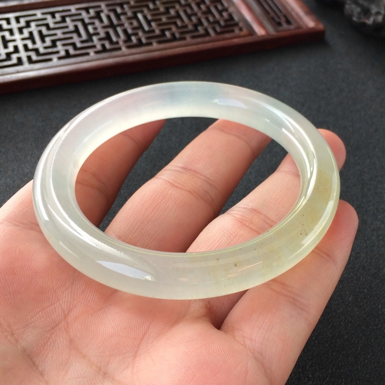 (超值推荐)冰种晴水略带淡黄翡圆条手镯(55.3mm)