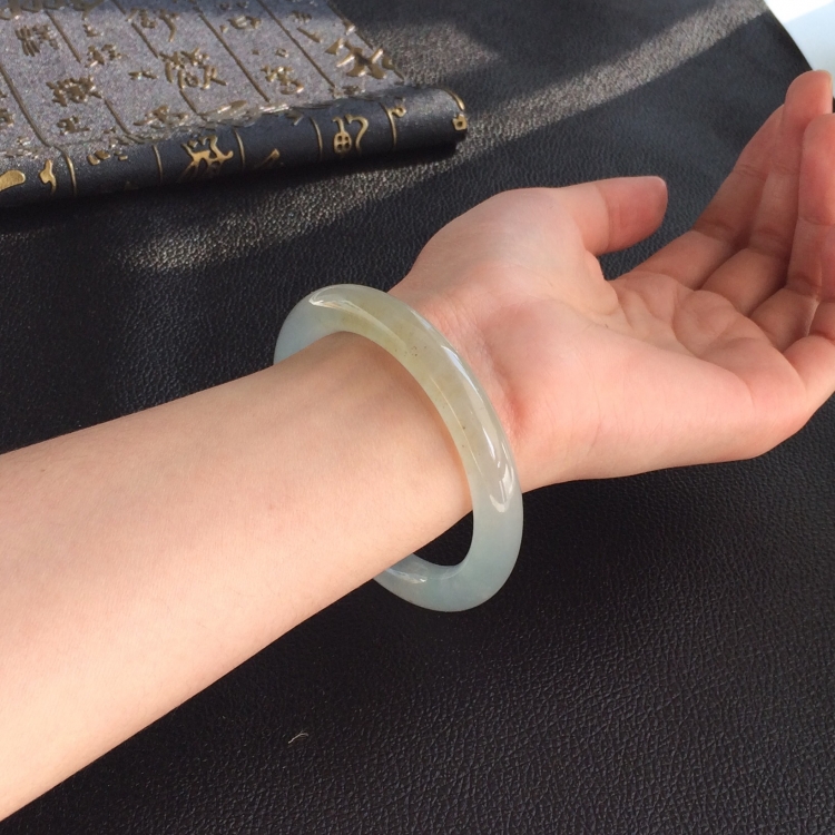 (超值推荐)冰种晴水略带淡黄翡圆条手镯(55.3mm)