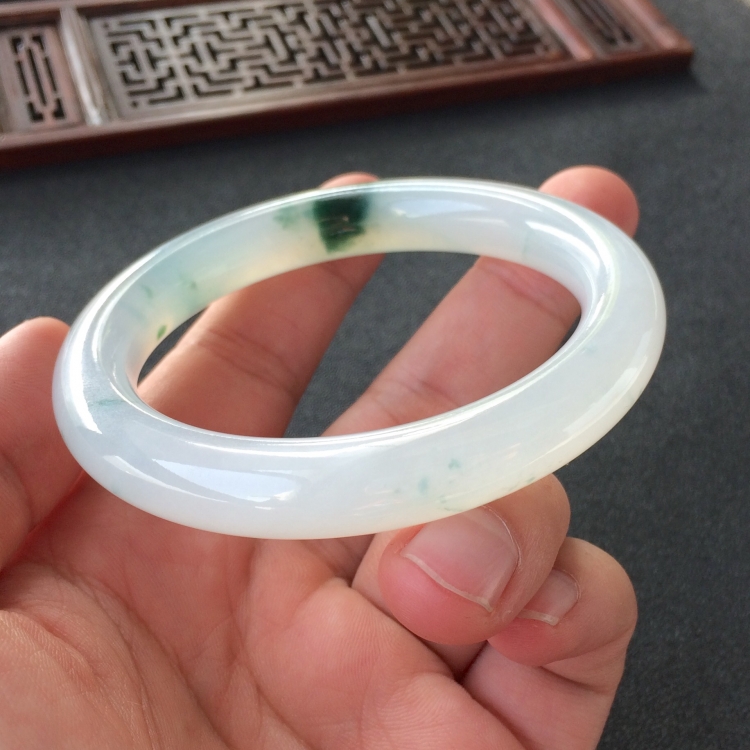 (超值推荐)糯冰种飘花圆条手镯(55.6mm)