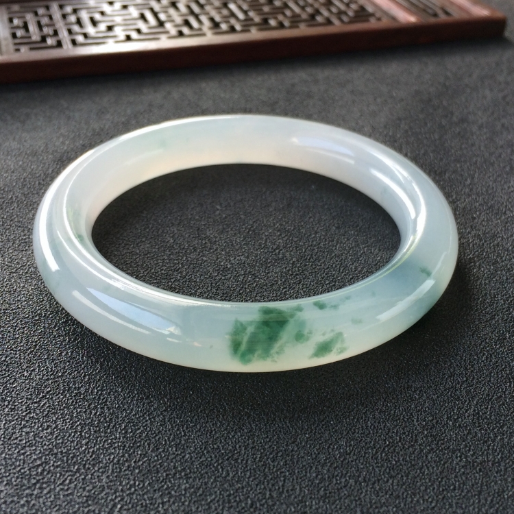 (超值推荐)糯冰种飘花圆条手镯(55.6mm)