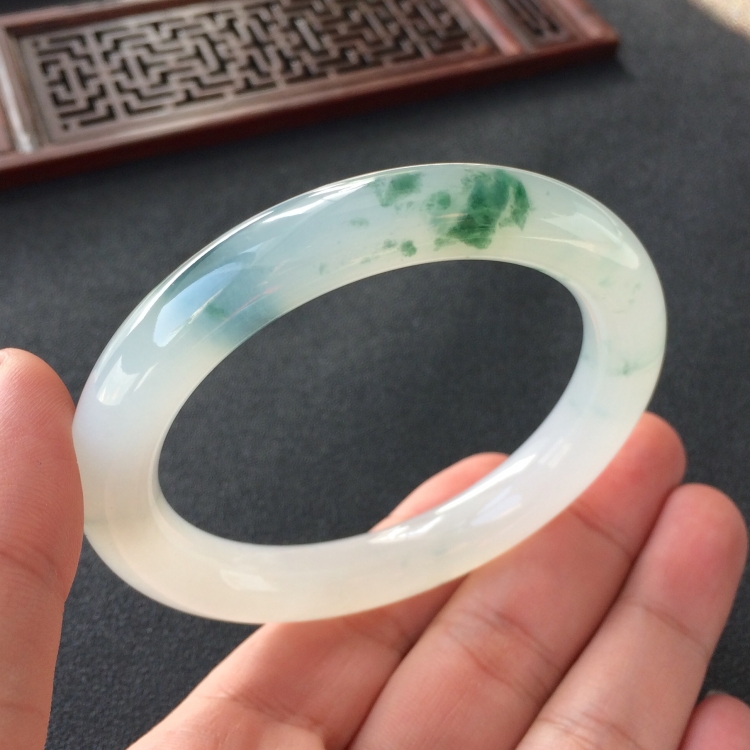 (超值推荐)糯冰种飘花圆条手镯(55.6mm)