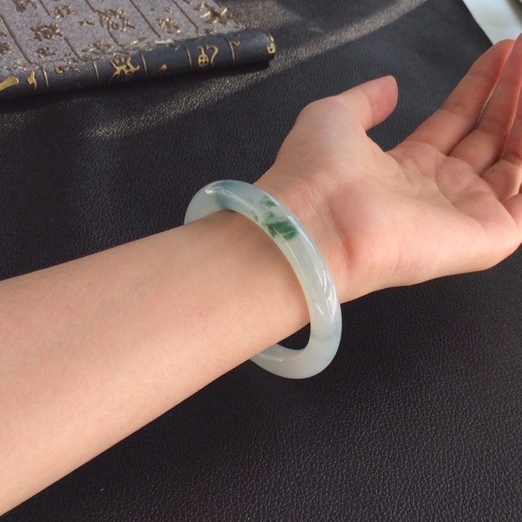 (超值推荐)糯冰种飘花圆条手镯(55.6mm)