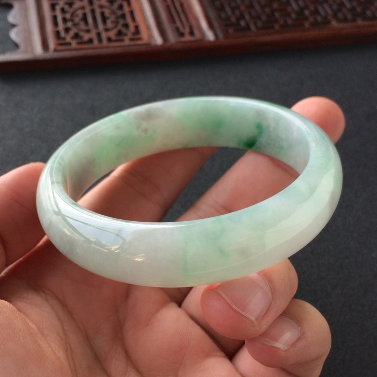 (超值推荐)糯冰种飘翠手镯(57mm)