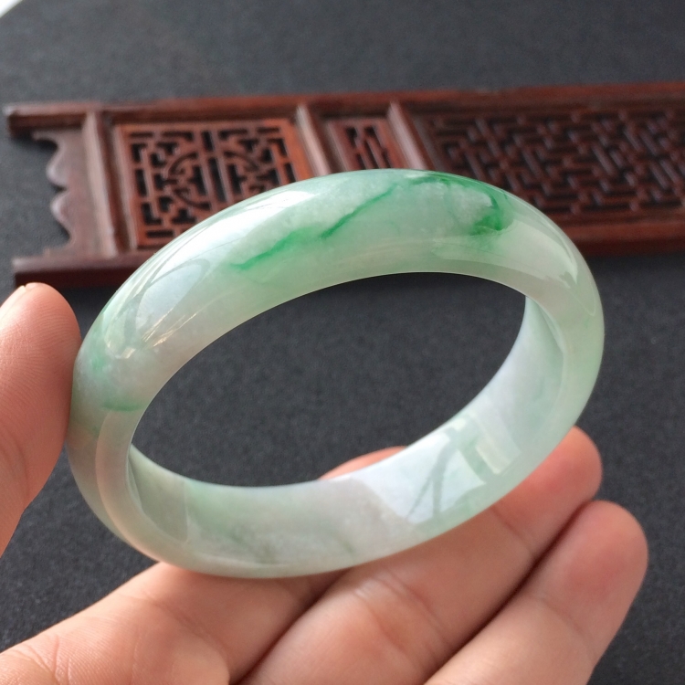 (超值推荐)糯冰种飘翠手镯(57mm)