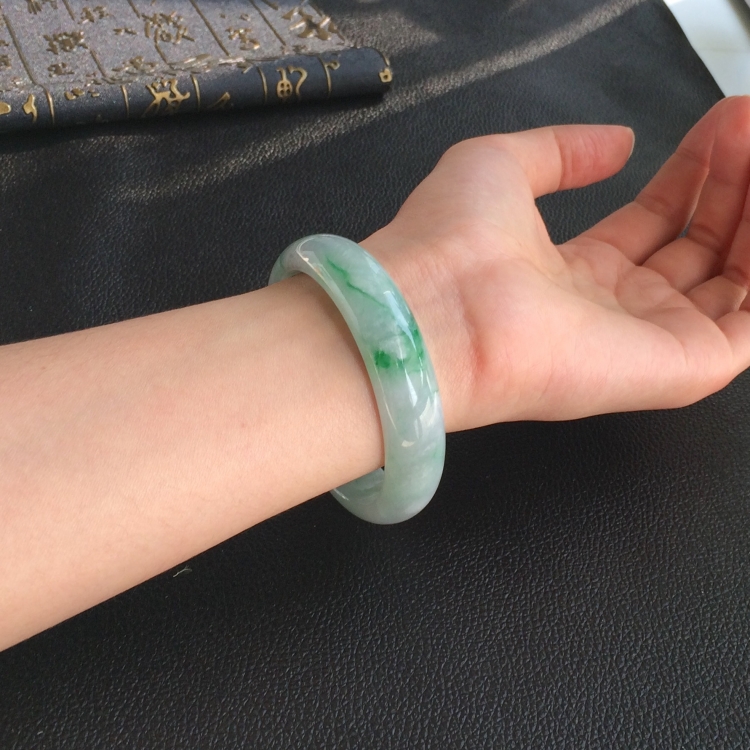 (超值推荐)糯冰种飘翠手镯(57mm)