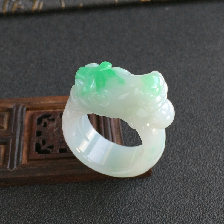 (超值推荐)糯冰种飘翠马到成功扳指