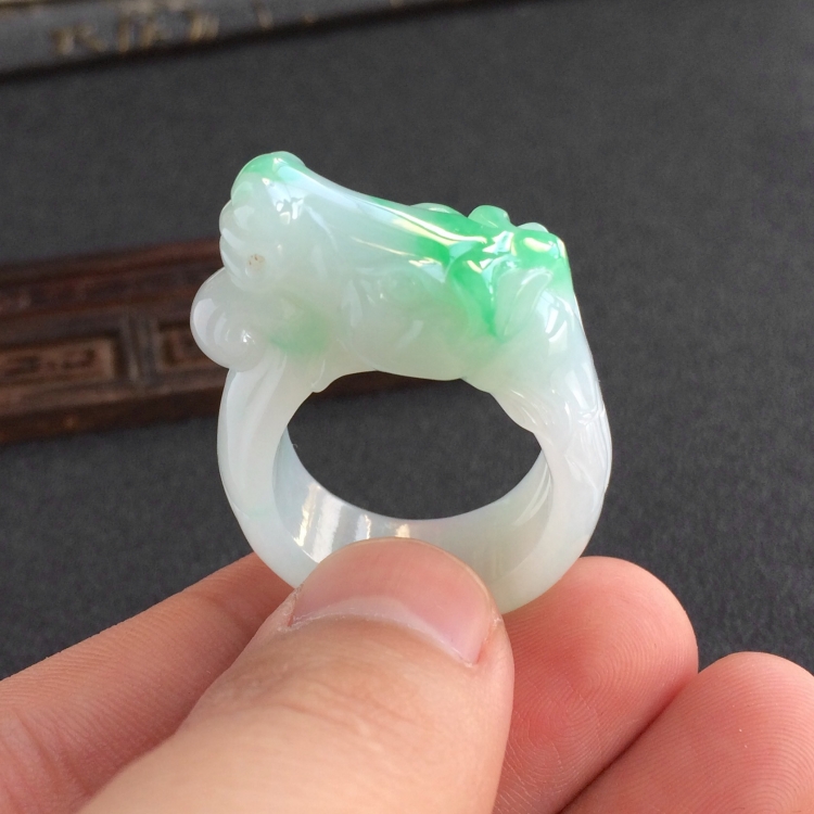 (超值推荐)糯冰种飘翠马到成功扳指