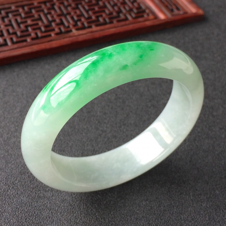 (超值推荐)糯冰种飘翠手镯(56.7mm)
