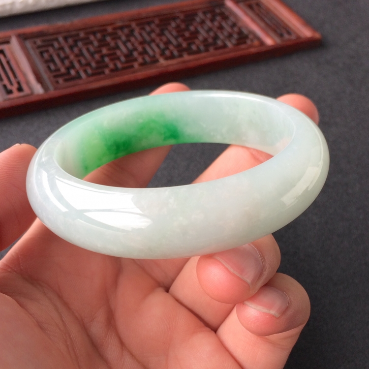 (超值推荐)糯冰种飘翠手镯(56.7mm)