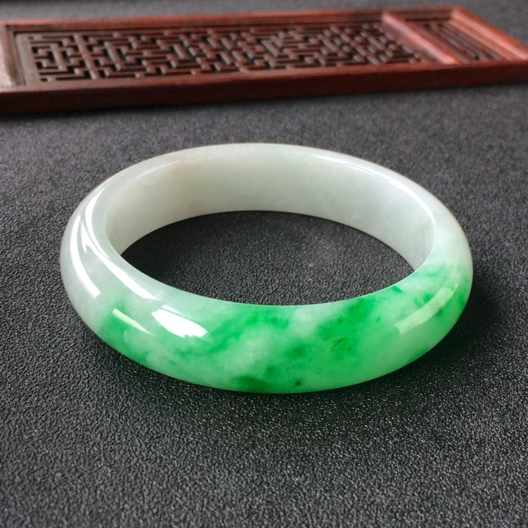 (超值推荐)糯冰种飘翠手镯(55.4mm)