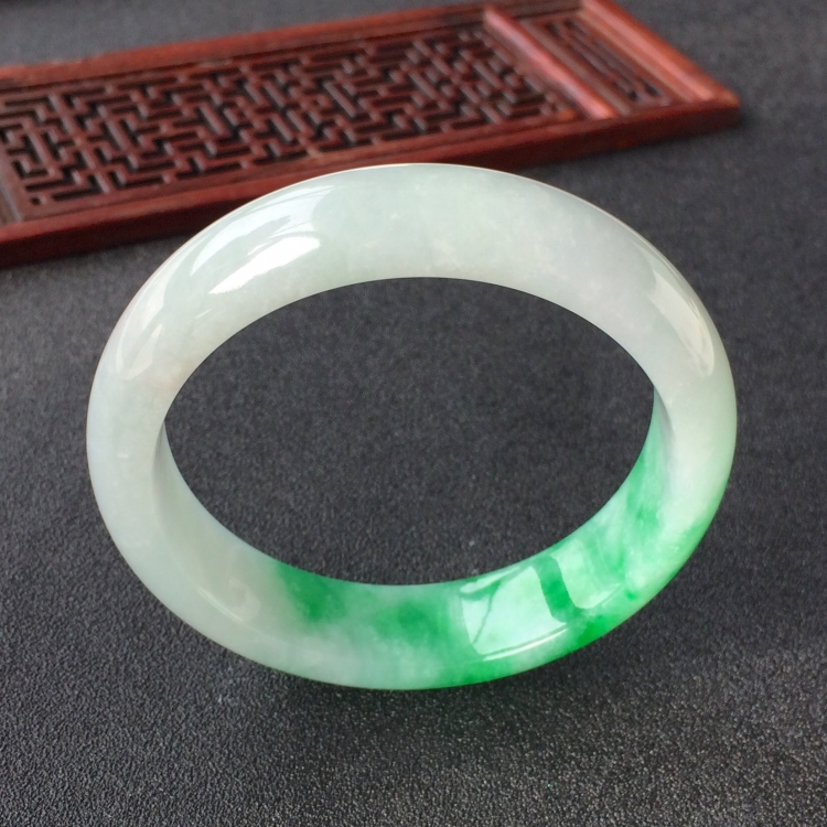 (超值推荐)糯冰种飘翠手镯(55.4mm)