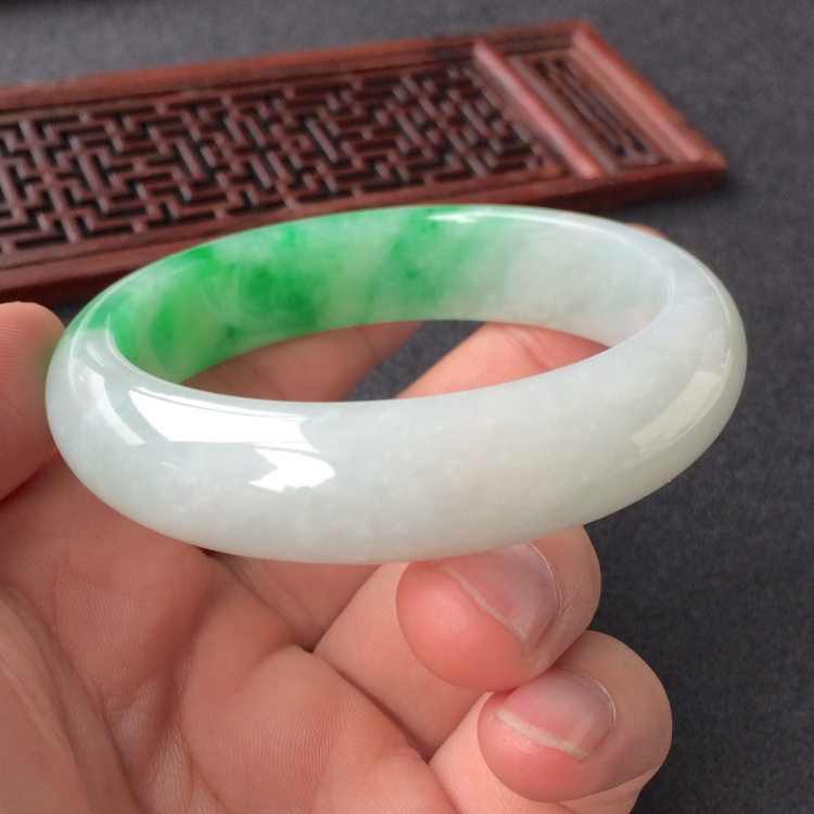 (超值推荐)糯冰种飘翠手镯(55.4mm)