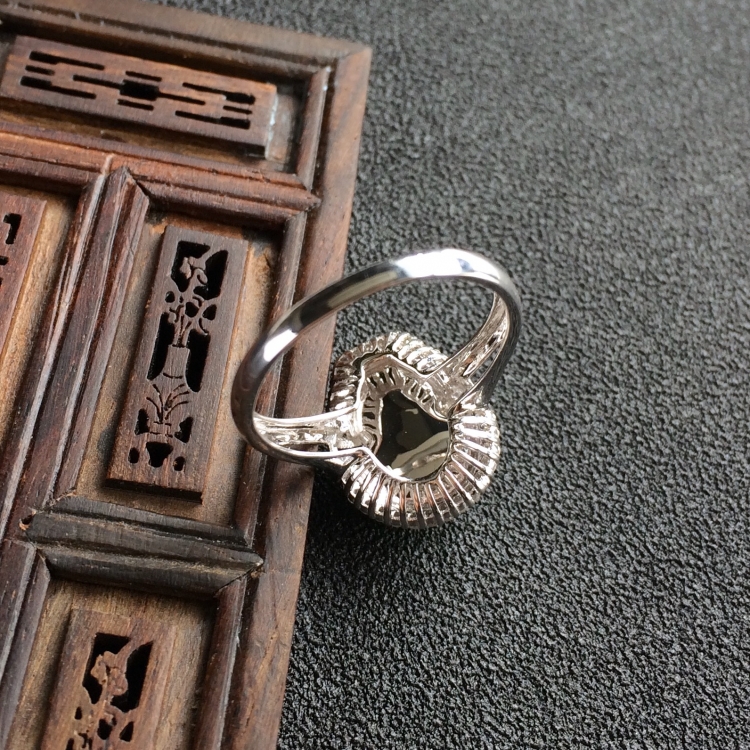 (超值推荐)冰种阳绿镶白金钻石葫芦戒指