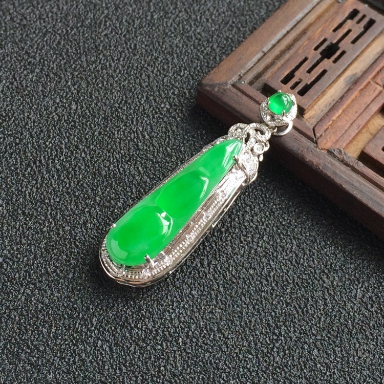 (超值推荐)糯冰种翠色镶白金钻石福豆胸坠
