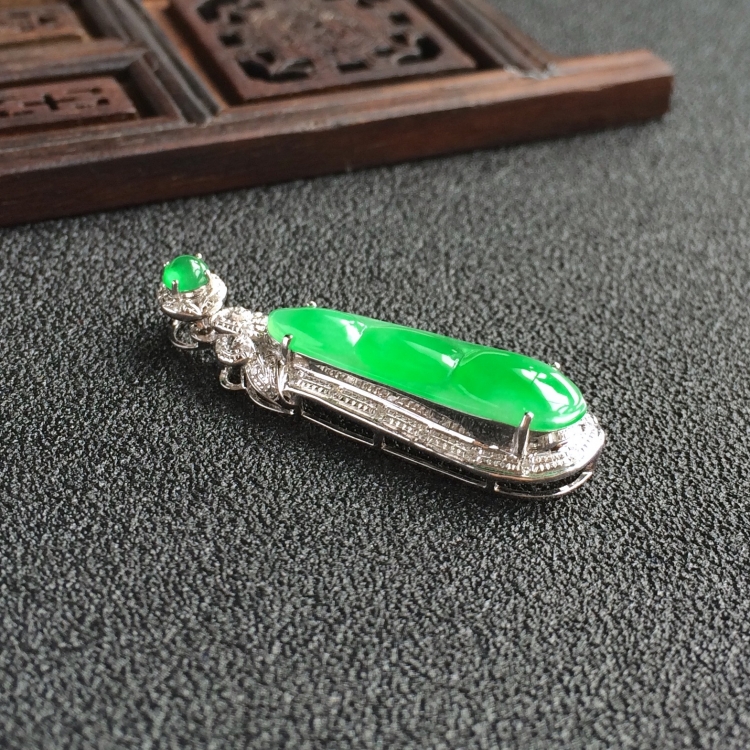 (超值推荐)糯冰种翠色镶白金钻石福豆胸坠