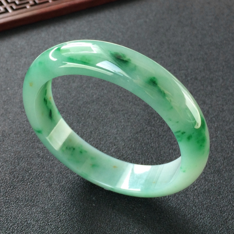 (超值推荐)糯冰种飘翠手镯(56mm)
