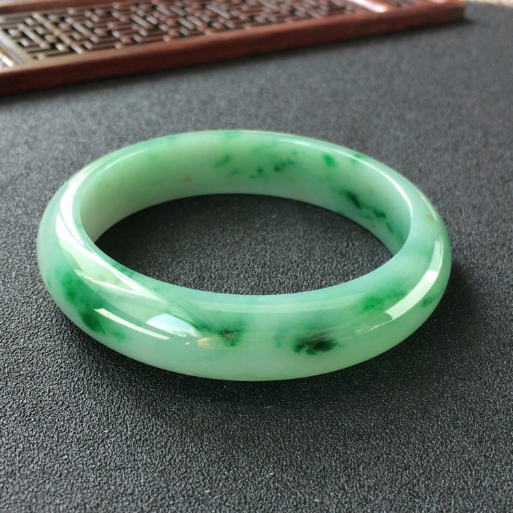(超值推荐)糯冰种飘翠手镯(56mm)
