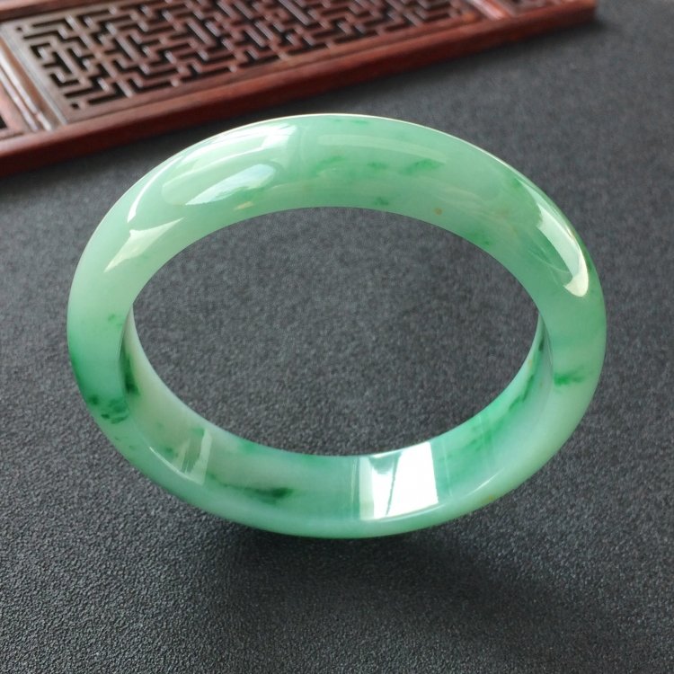 (超值推荐)糯冰种飘翠手镯(56mm)