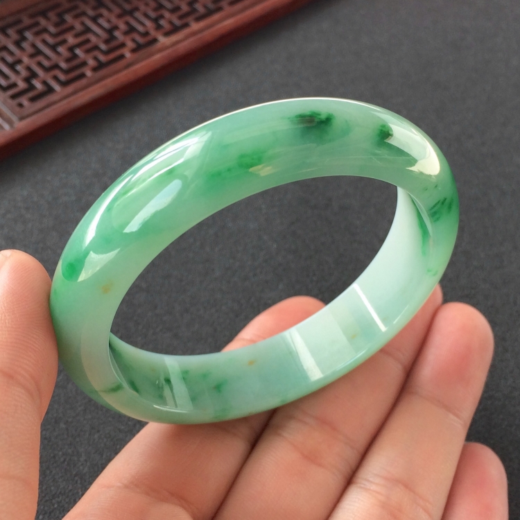 (超值推荐)糯冰种飘翠手镯(56mm)