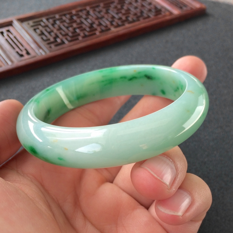 (超值推荐)糯冰种飘翠手镯(56mm)