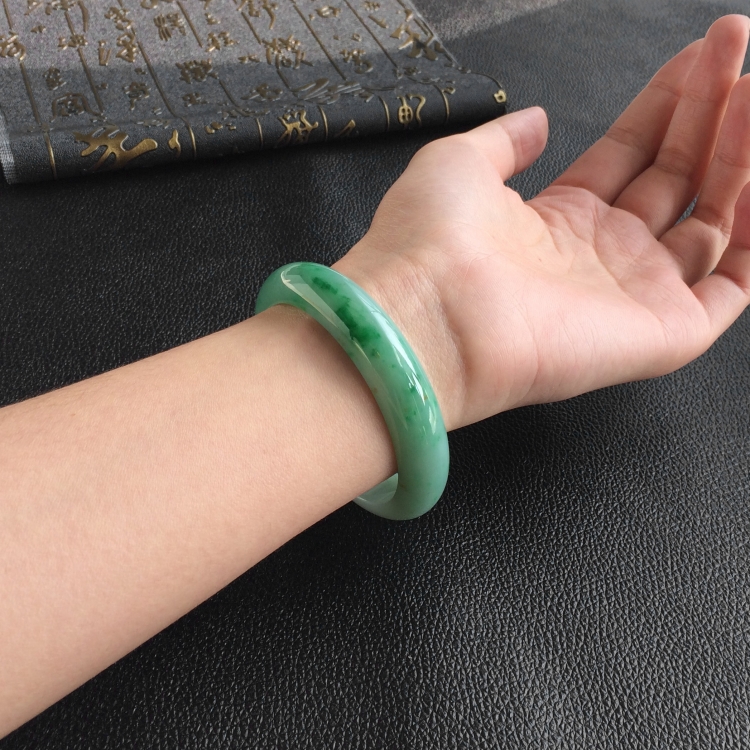 (超值推荐)糯冰种飘翠手镯(56mm)