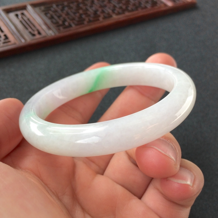 (超值推荐)糯冰种淡春带彩手镯(53.6mm)