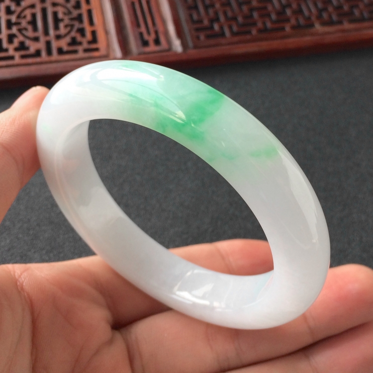 (超值推荐)糯冰种飘翠手镯(56.1mm)