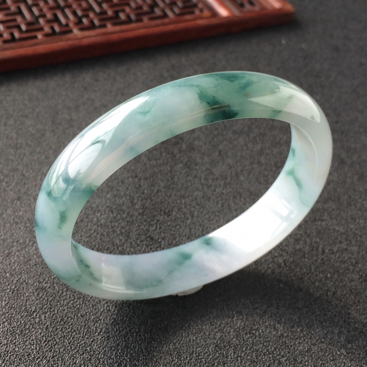 (超值推荐)糯冰种飘花贵妃镯(55.6mm-47.5mm)