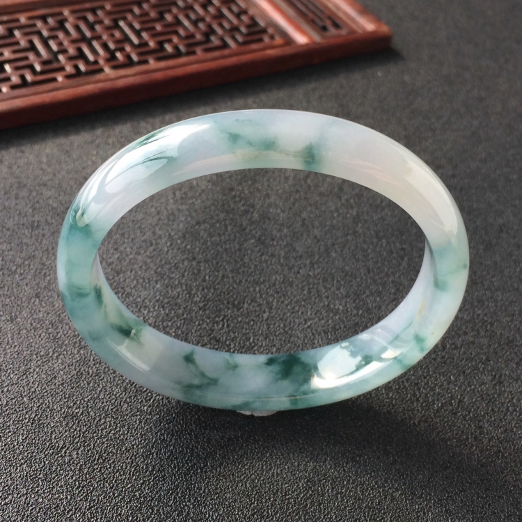 (超值推荐)糯冰种飘花贵妃镯(55.6mm-47.5mm)