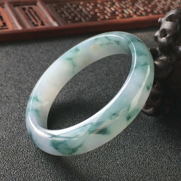 (超值推荐)糯冰种飘花贵妃镯(55.6mm-47.5mm)