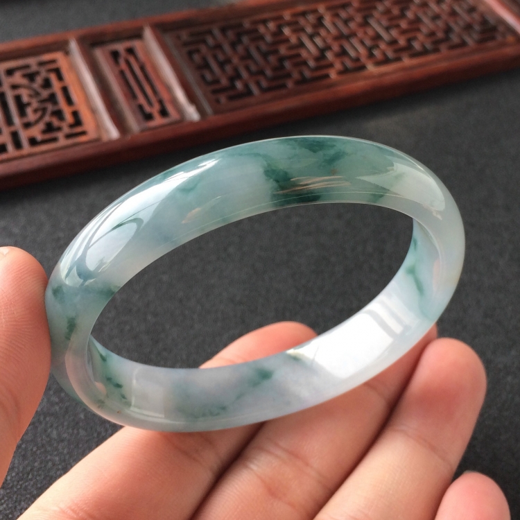 (超值推荐)糯冰种飘花贵妃镯(55.6mm-47.5mm)