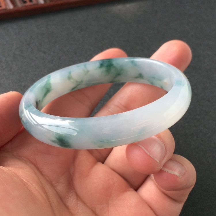 (超值推荐)糯冰种飘花贵妃镯(55.6mm-47.5mm)