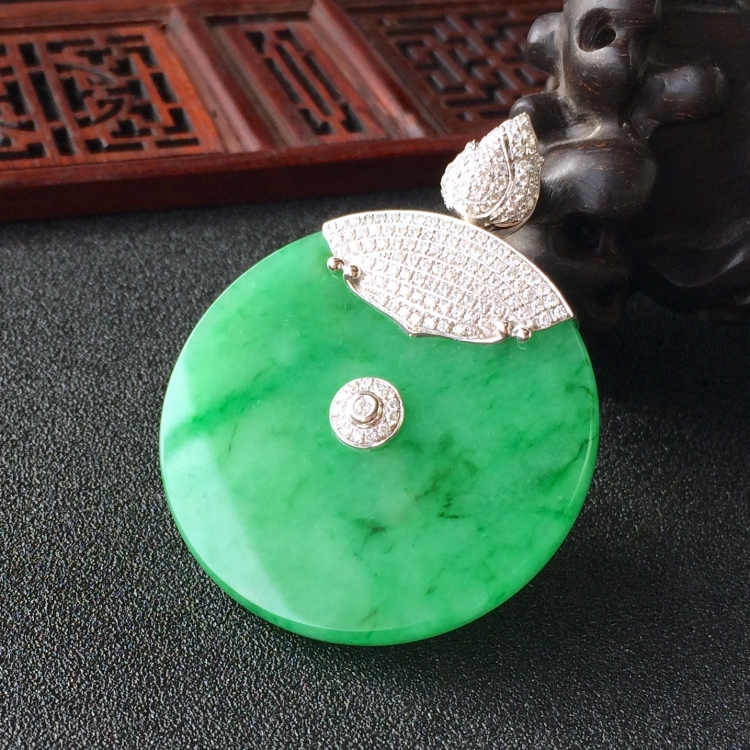 (超值推荐)糯冰种翠色镶白金钻石平安扣胸坠