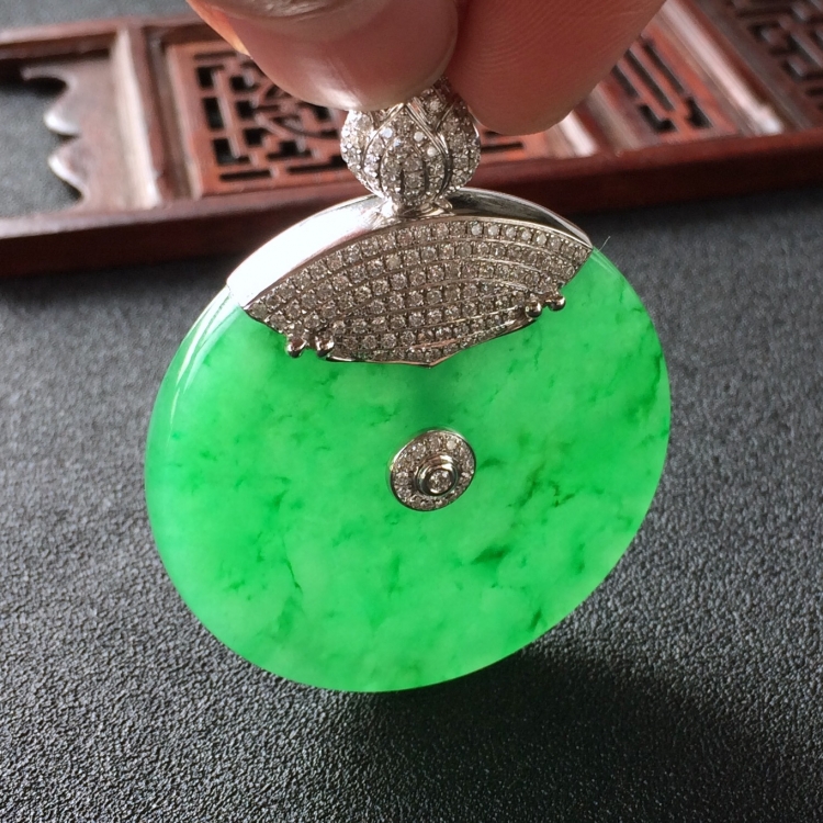 (超值推荐)糯冰种翠色镶白金钻石平安扣胸坠