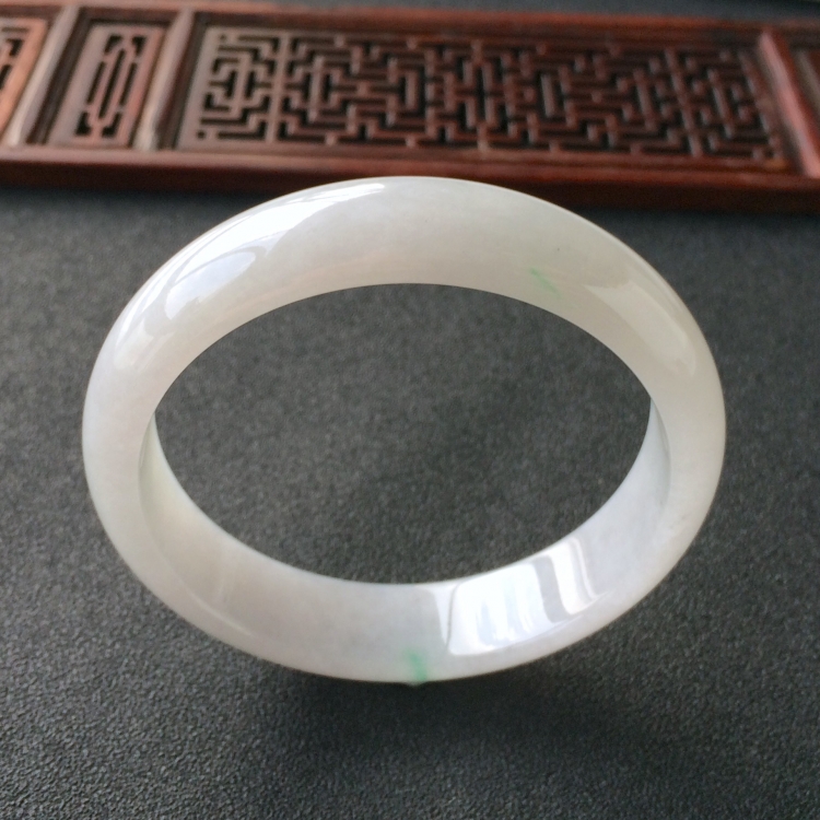(超值推荐)糯冰种略飘翠手镯(56.1mm)