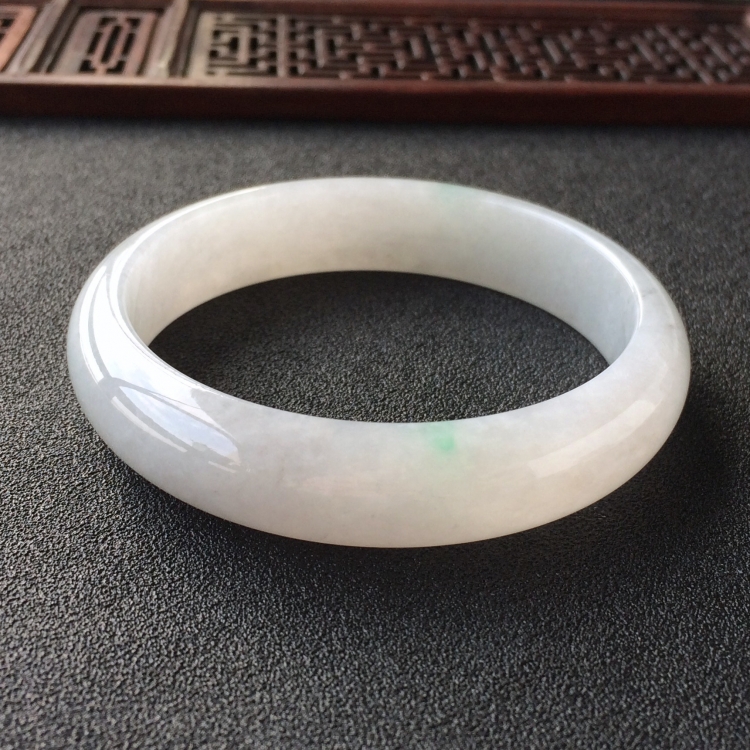 (超值推荐)糯冰种略飘翠手镯(56.1mm)