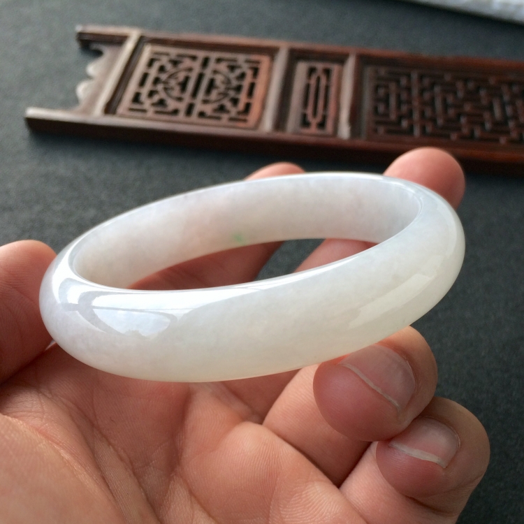 (超值推荐)糯冰种略飘翠手镯(56.1mm)