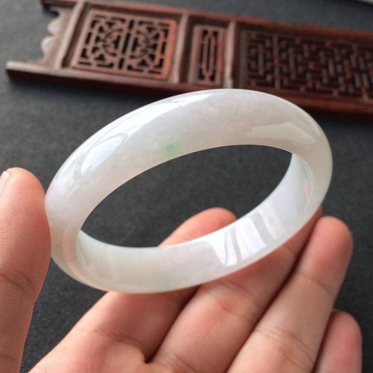 (超值推荐)糯冰种略飘翠手镯(56.1mm)