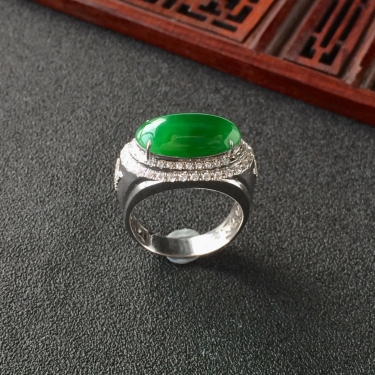 (超值推荐)糯冰种阳绿镶白金钻石戒指(男戒)