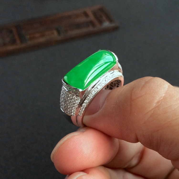 (超值推荐)糯冰种翠色镶白金钻石戒指(男戒)
