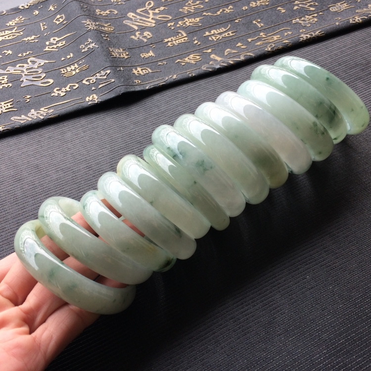 (超值推荐)糯冰种飘花手镯一批走
