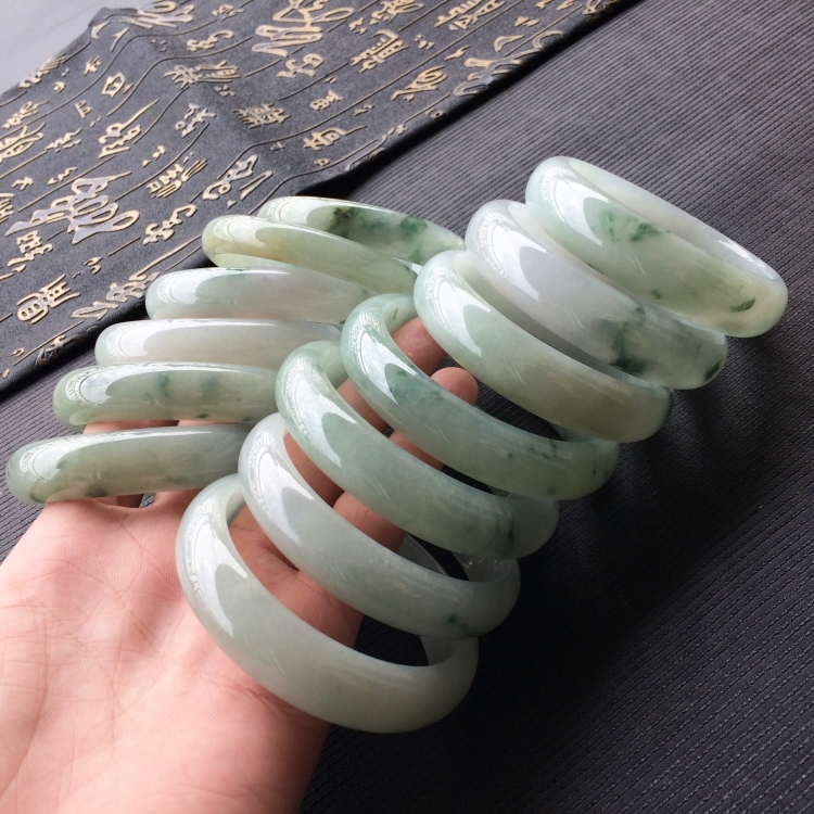 (超值推荐)糯冰种飘花手镯一批走