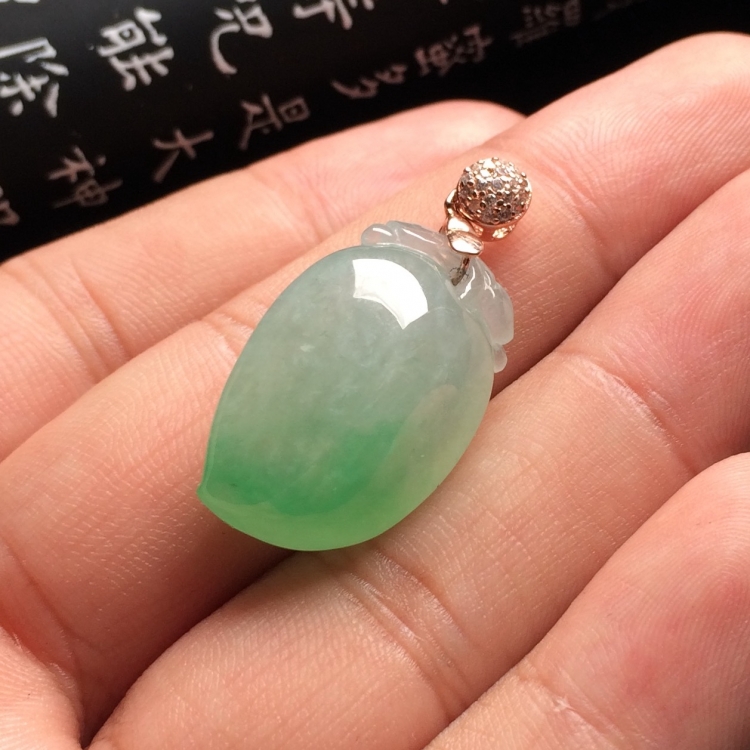 （超值推荐）糯冰种飘翠福瓜挂件